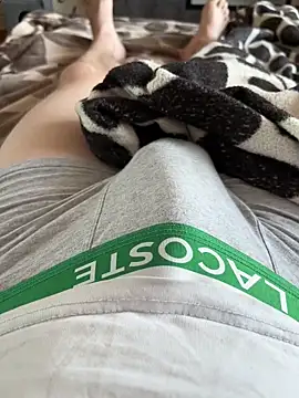 Snapshot of red_red00 chatting on March 13, 7:37 am red red00 online show from March 13, 7:37 am