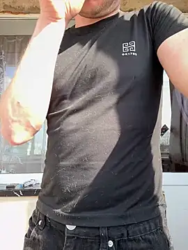 Snapshot of red_red00 chatting on March 24, 10:09 am red red00 online show from March 24, 10:09 am