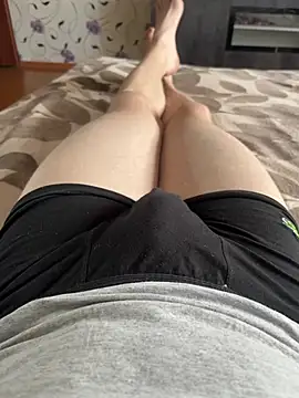 Snapshot of red_red00 chatting on April 1, 8:04 am red red00 online show from April 1, 8:04 am