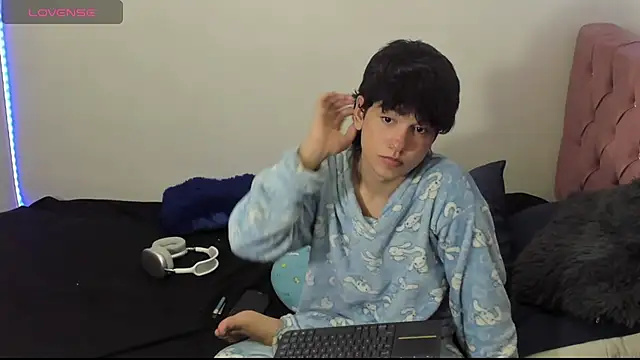 Snapshot of blue_baby20 chatting on March 6, 2:19 am blue baby20 online show from March 6, 2:19 am
