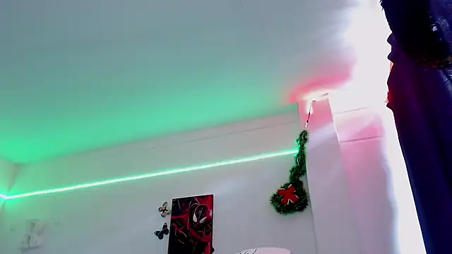 Snapshot of Rousrossell_4 chatting on December 16, 7:32 pm Rousrossell 4 online show from December 16, 7:32 pm