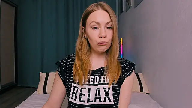 InsatiableFoxX online show from April 8, 9:15 pm