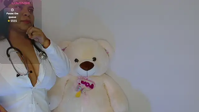 yulissa18 online show from October 31, 9:05 pm