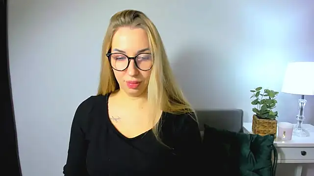 AriaDesire online show from December 4, 7:50 am