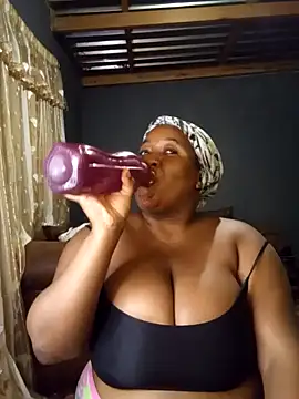 Snapshot of Missmoox24 chatting on February 10, 9:41 pm Missmoox24 online show from February 10, 9:41 pm