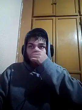 Snapshot of LoganFinds chatting on November 4, 2:43 am LoganFinds online show from November 4, 2:43 am