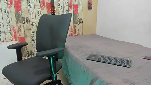 Snapshot of Andrey_u92 chatting on February 7, 4:37 am Andrey u92 online show from February 7, 4:37 am