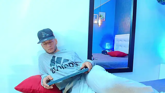 Snapshot of Andrey_u92 chatting on February 13, 4:43 am Andrey u92 online show from February 13, 4:43 am