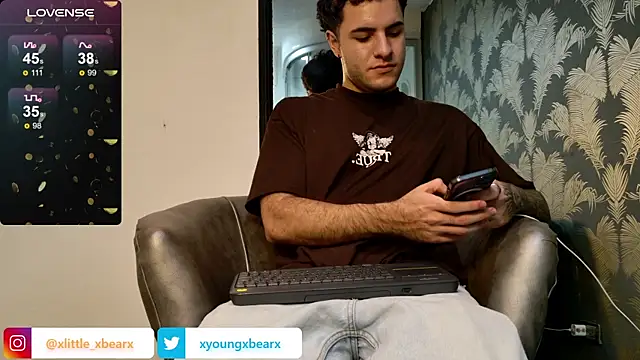 xlittle xbearx online show from December 18, 1:48 am