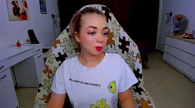 littleSiyfairy online show from February 8, 6:33 am