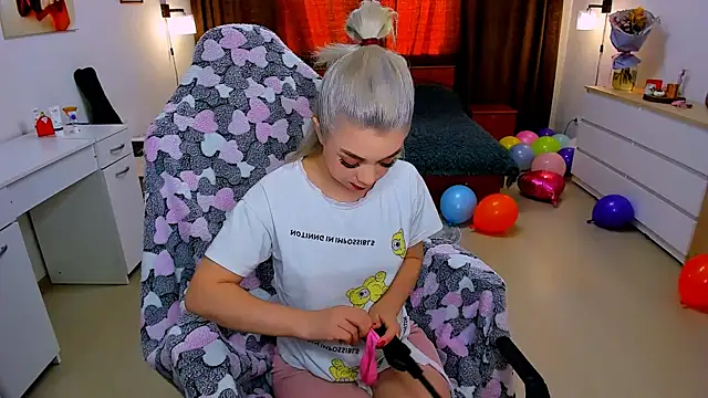 littleSiyfairy online show from February 12, 7:55 am