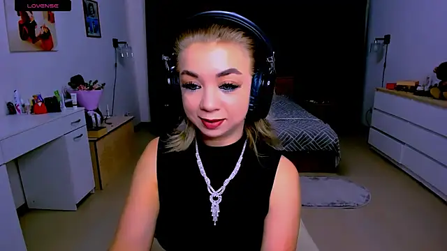 littleSiyfairy online show from September 10, 5:18 am