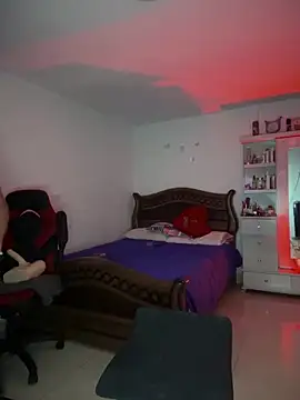 Snapshot of cristina1800 chatting on December 19, 6:31 am cristina1800 online show from December 19, 6:31 am