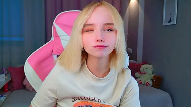 b4by LoL1 online show from March 11, 1:39 pm