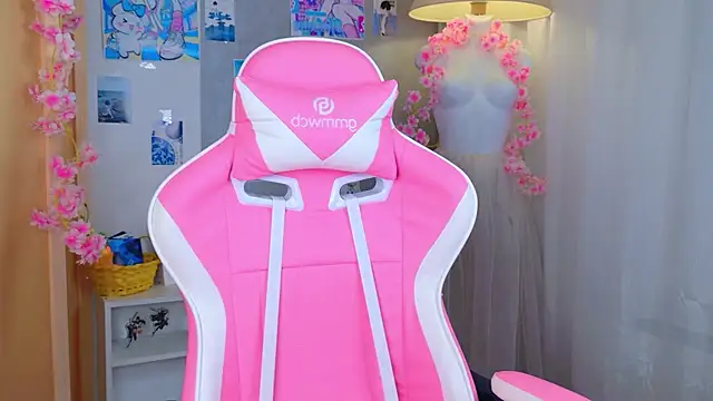 b4by LoL1 online show from May 10, 3:17 pm