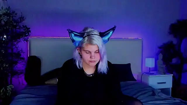 JoannLowe online show from December 12, 10:31 pm