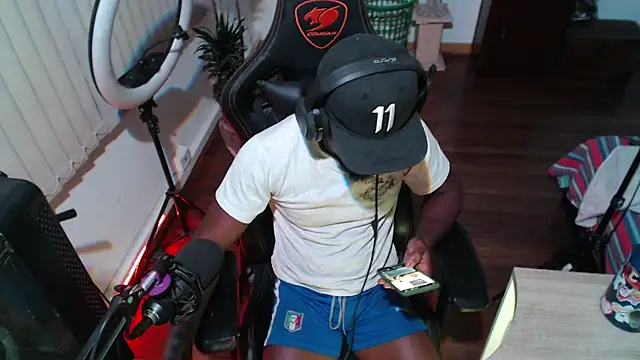 Snapshot of Siriss_boyrag chatting on October 7, 12:08 am Siriss boyrag online show from October 7, 12:08 am