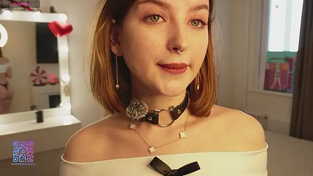 Snapshot of sarahUwU chatting on February 16, 8:10 am sarahUwU online show from February 16, 8:10 am