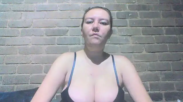 Snapshot of EksJouneMwah chatting on April 29, 7:34 am EksJouneMwah online show from April 29, 7:34 am