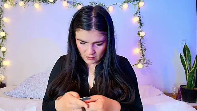 Snapshot of Amara_vega chatting on April 9, 7:47 am Amara vega online show from April 9, 7:47 am