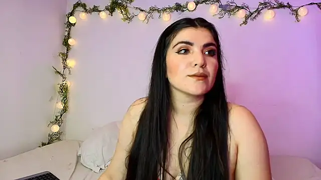 Snapshot of Amara_vega chatting on April 24, 10:39 am Amara vega online show from April 24, 10:39 am