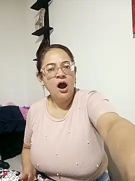 skarleth001 online show from February 2, 4:48 am
