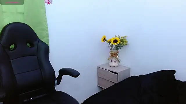 Snapshot of AlexandraJones_ chatting on October 20, 9:37 pm AlexandraJones  online show from October 20, 9:37 pm