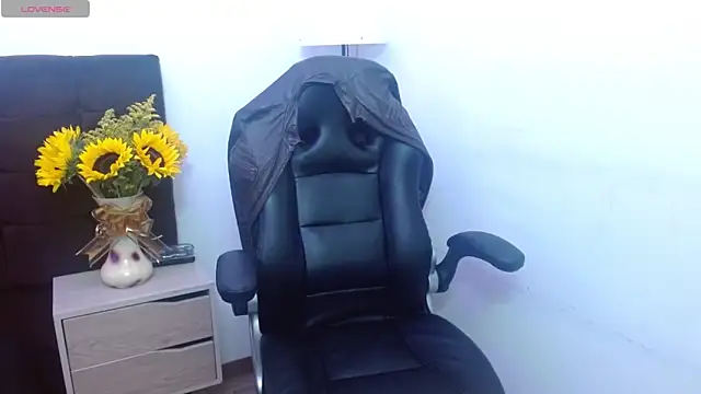 Snapshot of AlexandraJones_ chatting on October 27, 10:19 am AlexandraJones  online show from October 27, 10:19 am