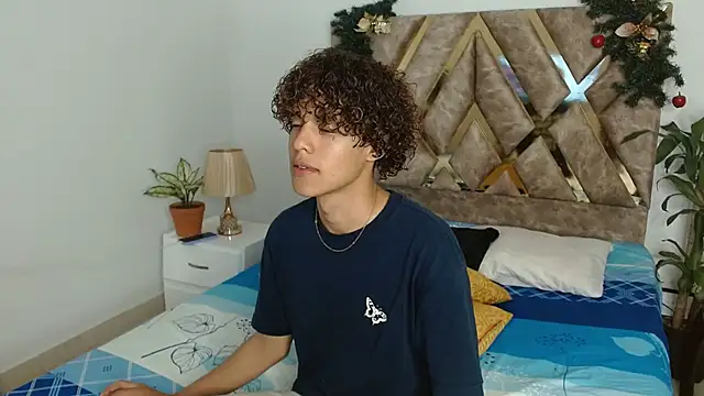 Snapshot of nickolas_moon chatting on December 15, 10:15 pm nickolas moon online show from December 15, 10:15 pm