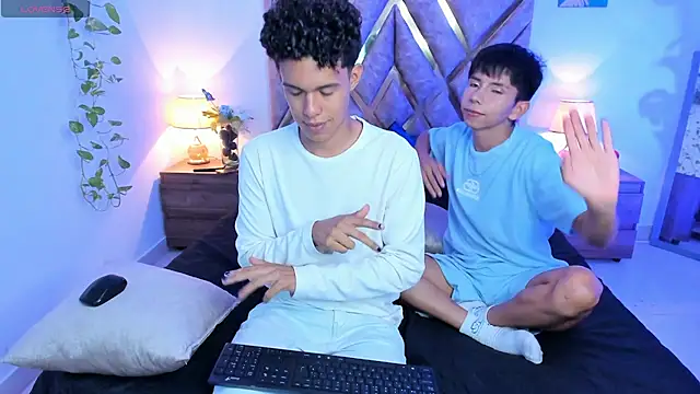 Snapshot of nickolas_moon chatting on October 3, 1:02 am nickolas moon online show from October 3, 1:02 am