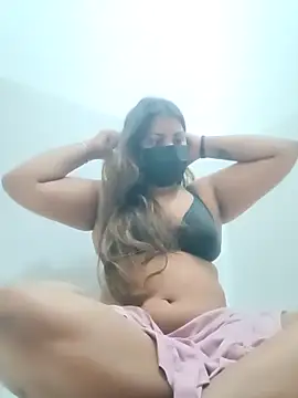 Snapshot of Hotmilfxox chatting on December 9, 12:45 am Hotmilfxox online show from December 9, 12:45 am