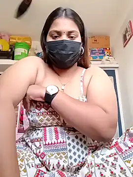 Snapshot of Hotmilfxox chatting on January 7, 8:34 am Hotmilfxox online show from January 7, 8:34 am