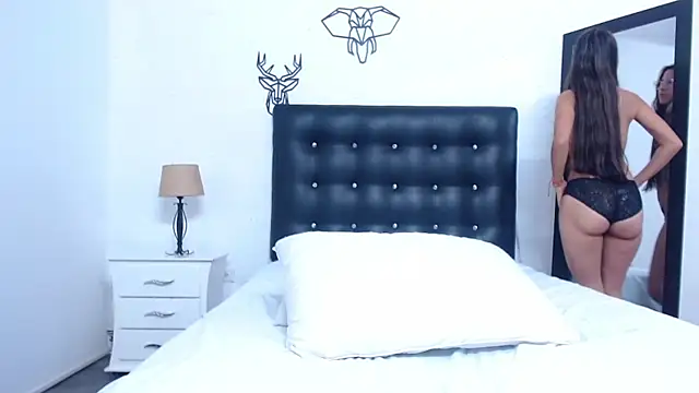 Skinny hottie18 online show from December 3, 5:01 pm