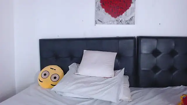 Snapshot of Amara_Red chatting on October 31, 11:44 am Amara Red online show from October 31, 11:44 am