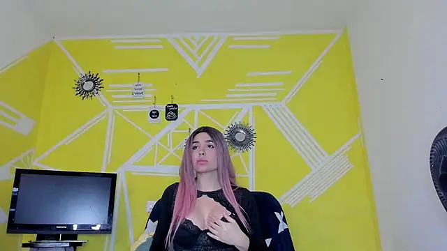 Nikolle Rouss online show from November 28, 9:50 pm