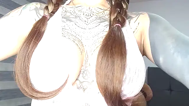 Snapshot of EmiliMontero chatting on February 22, 1:18 am EmiliMontero online show from February 22, 1:18 am