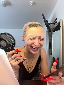 Snapshot of exoticmisfitt chatting on February 22, 9:24 pm exoticmisfitt online show from February 22, 9:24 pm