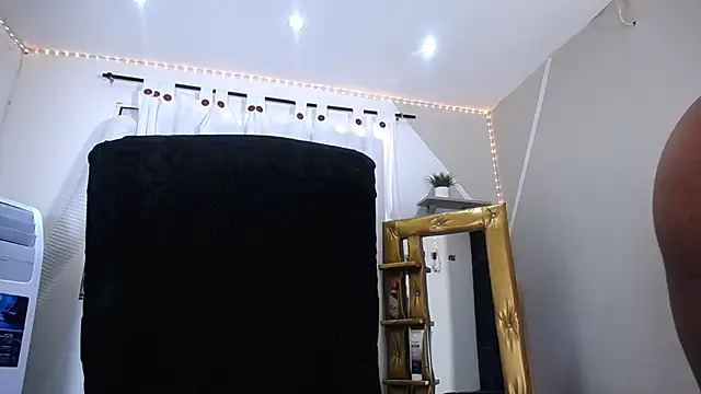 Hillary queen online show from December 1, 4:29 pm