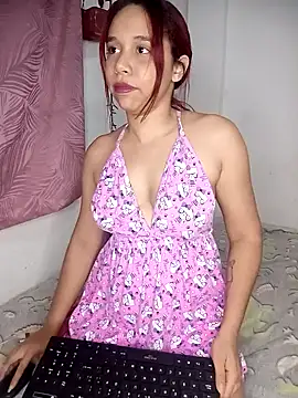 Snapshot of emma-19- chatting on February 25, 4:33 am emma-19- online show from February 25, 4:33 am