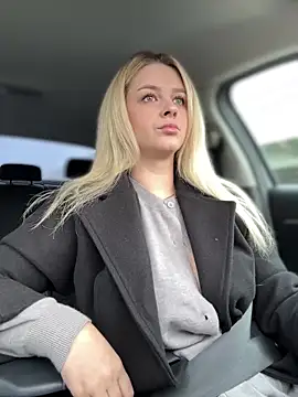 Snapshot of Love_Bri chatting on October 4, 10:35 am Love Bri online show from October 4, 10:35 am