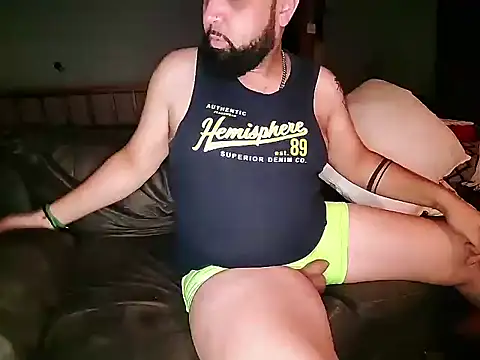 Snapshot of CuriousBear chatting on December 4, 12:09 am CuriousBear online show from December 4, 12:09 am