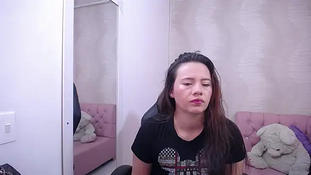 lauraguzman online show from March 11, 2:54 am
