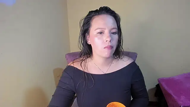 lauraguzman online show from April 1, 3:18 am