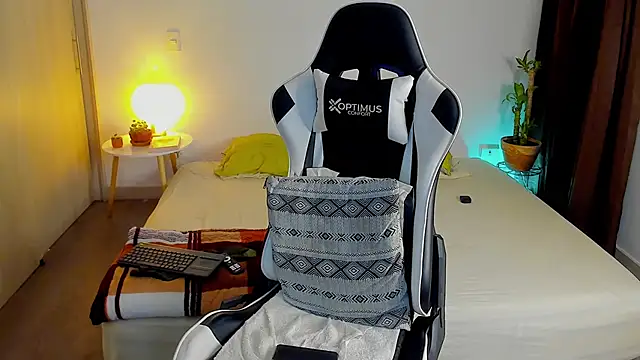 Snapshot of dafboy1 chatting on December 17, 11:44 pm dafboy1 online show from December 17, 11:44 pm