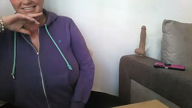 Snapshot of hotsierra4u chatting on March 4, 10:32 am hotsierra4u online show from March 4, 10:32 am