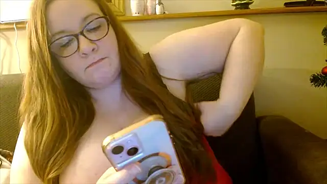 Snapshot of KayleeHollyxxx chatting on January 16, 6:06 am KayleeHollyxxx online show from January 16, 6:06 am