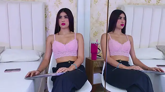 Snapshot of Mia-Monroe chatting on September 8, 7:46 pm Mia-Monroe online show from September 8, 7:46 pm