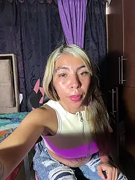 alanaanddaphne online show from May 19, 10:05 pm