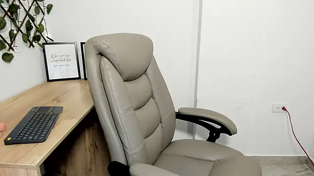 Madeleine  w online show from November 11, 12:10 am