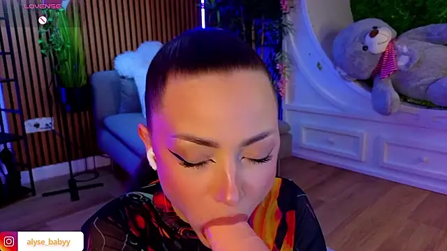 AlyseReuse online show from February 12, 8:59 pm